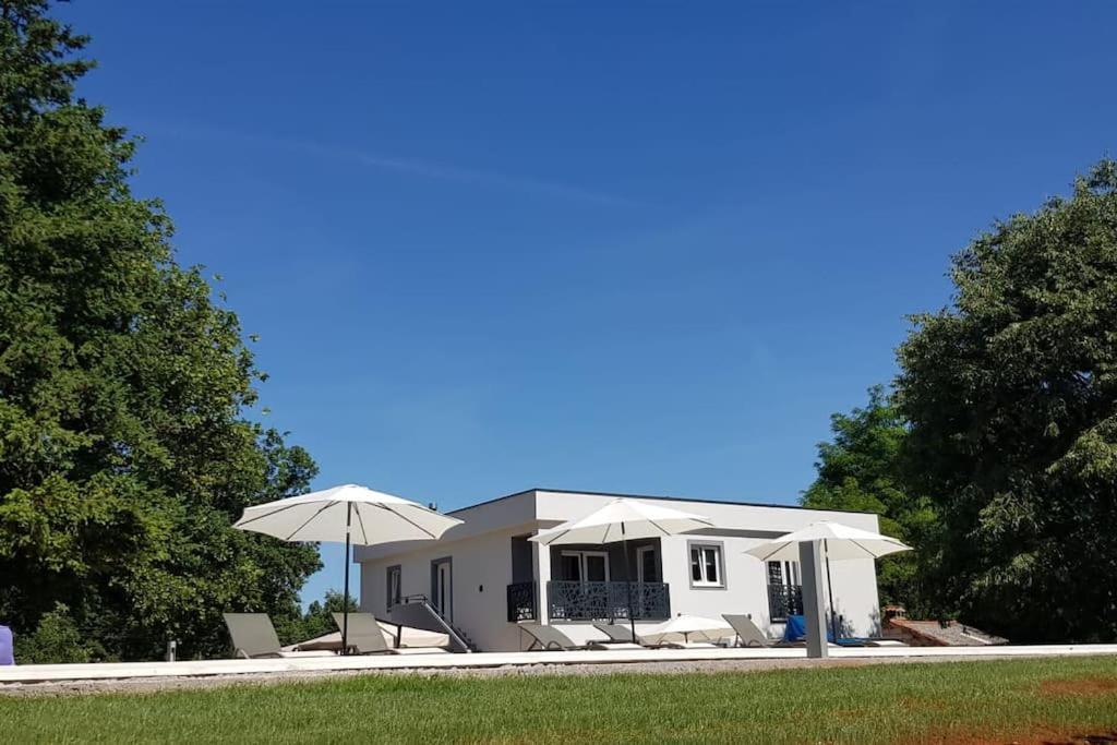 Luxury Villa Cetiri Hrasta Pićan Buitenkant foto